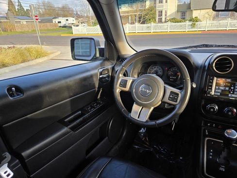 Used 2017 Jeep Patriot 4WD image 10
