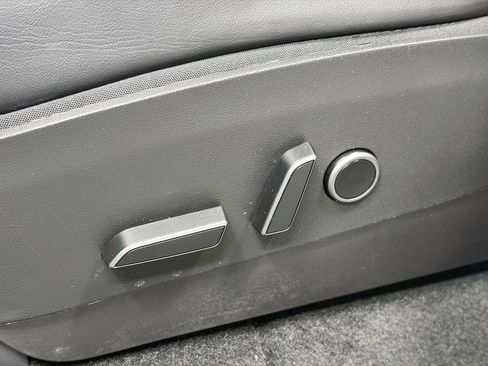 Used 2022 Tesla Model Y Long Range image 7