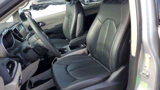 Used 2024 Chrysler Pacifica Touring-L FWD image 21