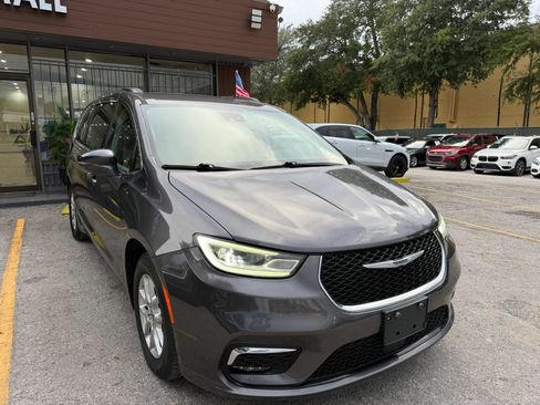 Used 2022 Chrysler Pacifica Touring-L FWD image 3