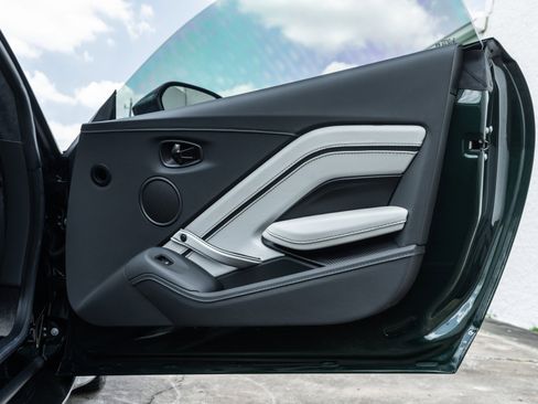 Used 2023 Aston Martin V12 Vantage Roadster RWD image 33