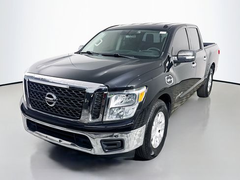 Used 2017 Nissan Titan SV image 4