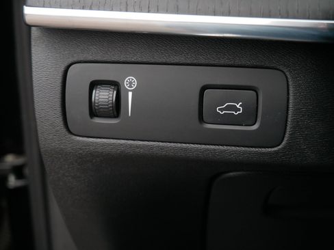 Used 2020 Volvo XC90 T5 Momentum image 25