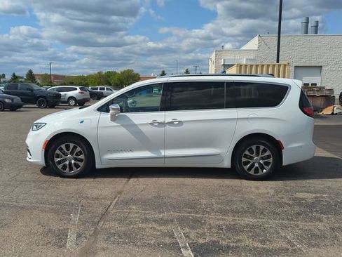 Used 2024 Chrysler Pacifica Pinnacle FWD image 6