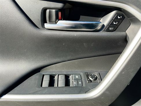Used 2020 Toyota RAV4 Limited image 18