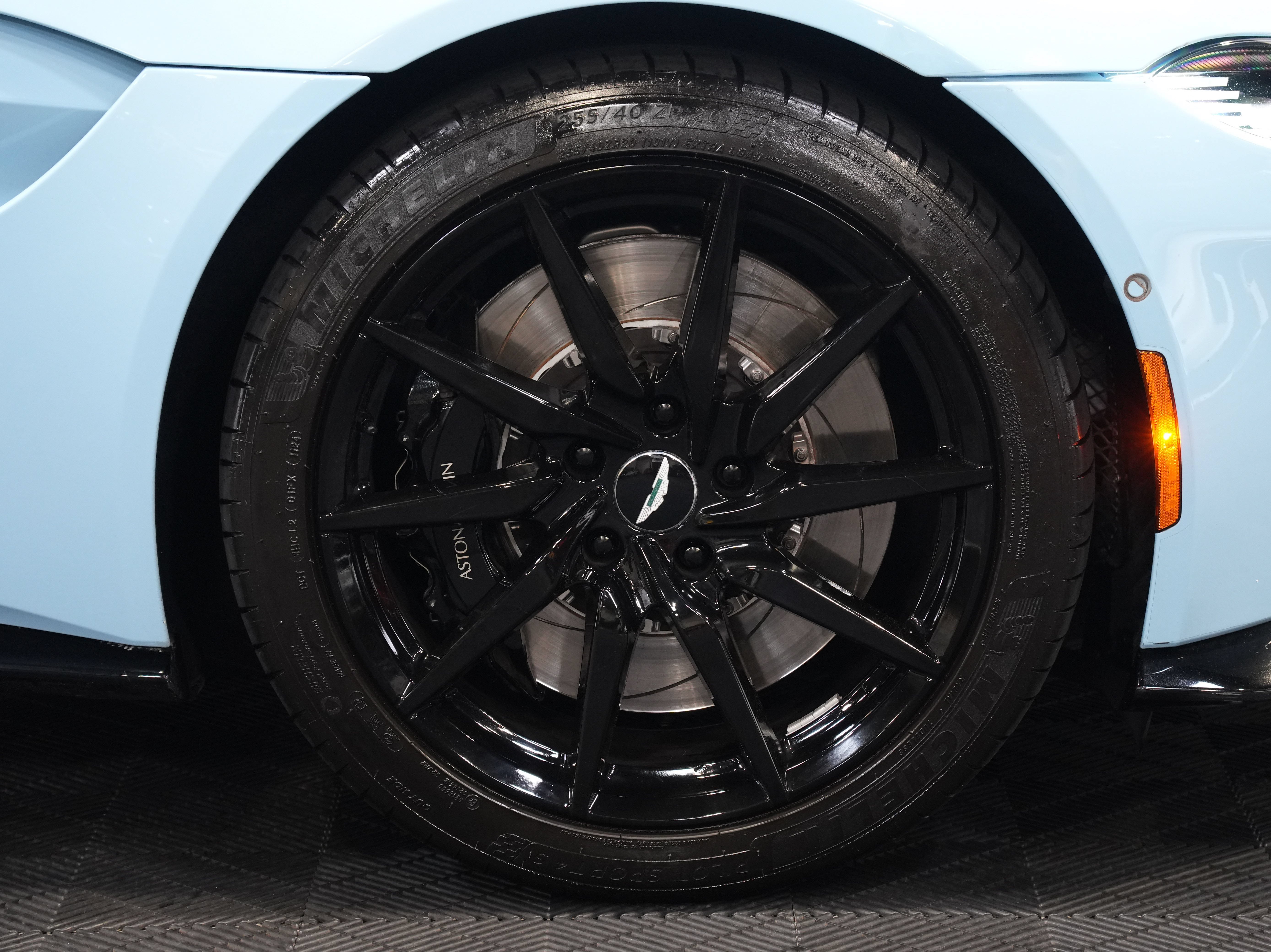 Used 2020 Aston Martin V8 Vantage Coupe RWD image 48