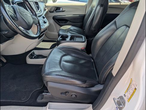 Used 2020 Chrysler Pacifica Touring-L FWD image 14
