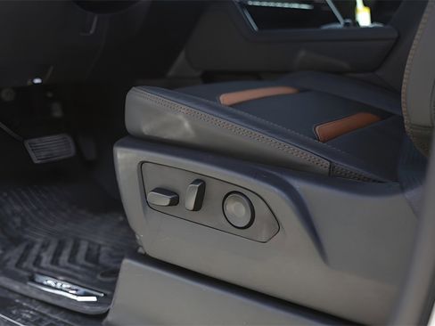 Used 2025 GMC Sierra 2500 AT4 w/ AT4 Premium Plus Package image 8