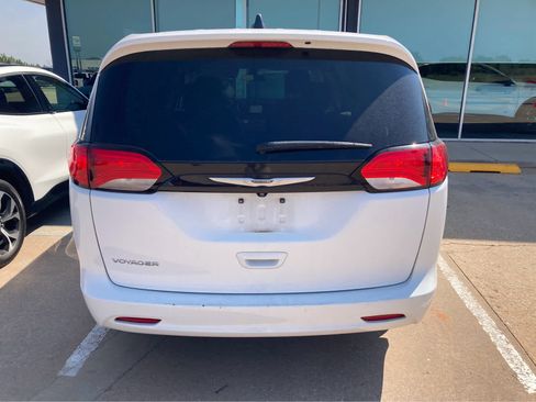 Used 2022 Chrysler Voyager LX FWD image 6