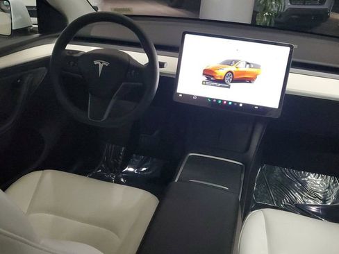 Used 2025 Tesla Model Y Long Range image 13