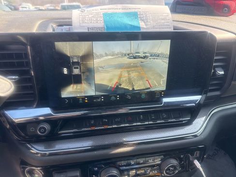 Used 2025 Chevrolet Silverado 2500 ZR2 w/ Technology Package image 11