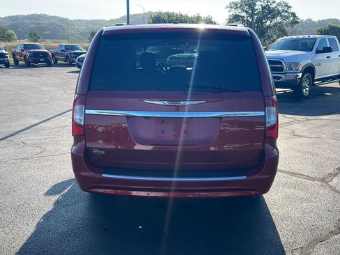 Used 2013 Chrysler Town & Country Touring-L w/ Driver Convenience Group FWD image 4