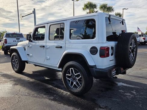 Certified 2025 Jeep Wrangler Unlimited Sahara w/ Dual Top Group AWD/4WD image 5