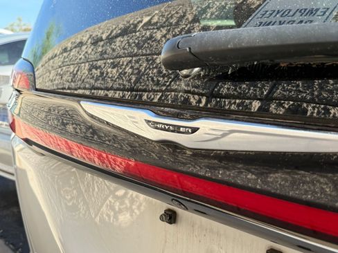 Used 2024 Chrysler Pacifica Touring-L FWD image 11