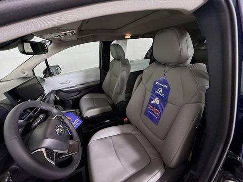Used 2026 Toyota Sienna XLE FWD image 5