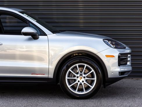Used 2025 Porsche Cayenne AWD/4WD image 9