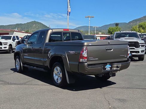 Used 2011 Toyota Tacoma PreRunner w/ TRD Sport Pkg RWD image 12