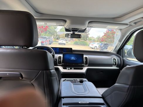 Used 2025 Ford Expedition Active AWD/4WD image 6