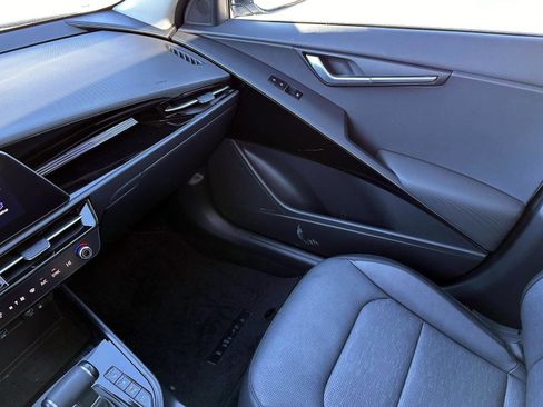 Used 2023 Kia Niro SX image 29