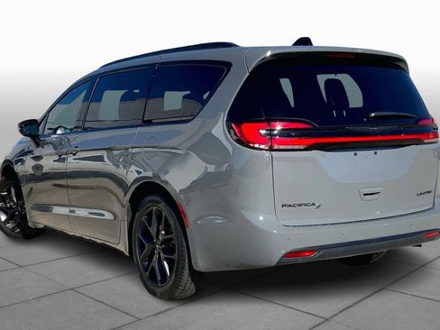 Used 2025 Chrysler Pacifica Limited image 12