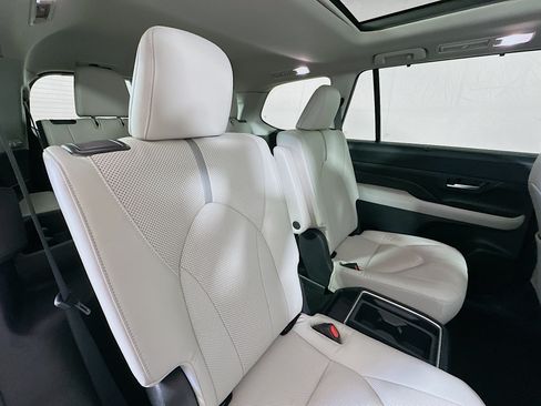 Used 2024 Toyota Grand Highlander AWD image 28