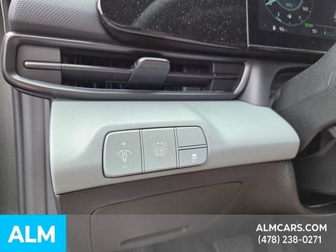 Used 2025 Hyundai Elantra Limited image 29