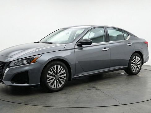 Used 2025 Nissan Altima 2.5 SV FWD image 3