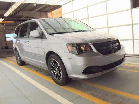 Used 2017 Dodge Grand Caravan SE FWD image 3