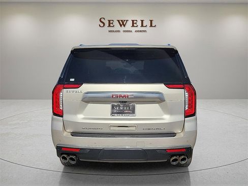 Used 2022 GMC Yukon Denali w/ Denali Premium Package image 4