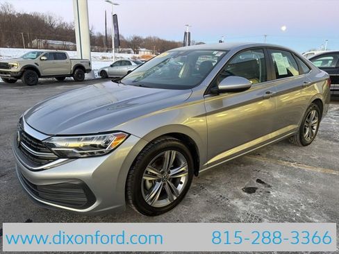 Used 2024 Volkswagen Jetta SE image 3