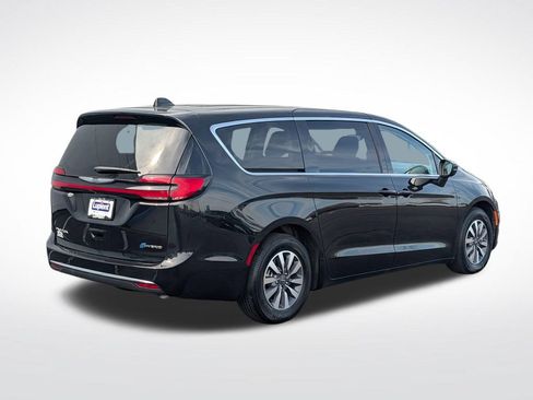 Used 2023 Chrysler Pacifica Touring-L FWD image 3