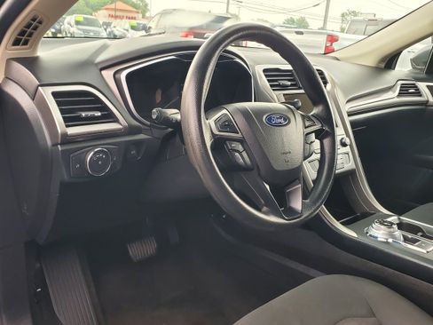 Used 2019 Ford Fusion SE FWD image 13