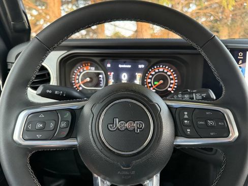 Used 2025 Jeep Wrangler Unlimited Sahara image 13