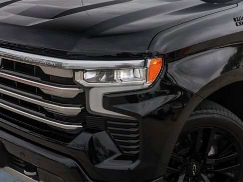 Used 2023 Chevrolet Silverado 1500 High Country w/ Technology Package image 3