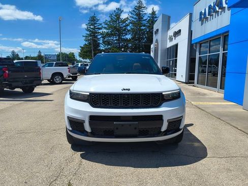 Used 2023 Jeep Grand Cherokee L Summit AWD/4WD image 2
