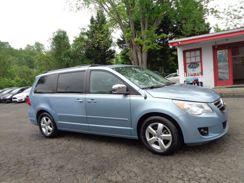 Used 2009 Volkswagen Routan SEL Premium image 4