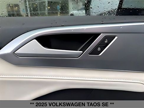 Used 2025 Volkswagen Taos SE w/ Panoramic Sunroof Package image 14