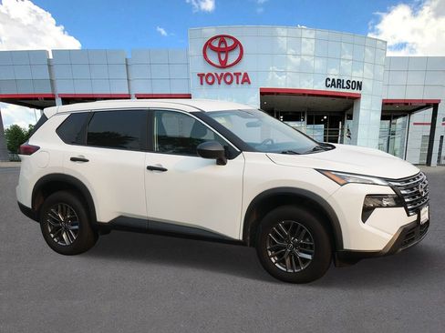 Used 2024 Nissan Rogue S AWD/4WD image 2