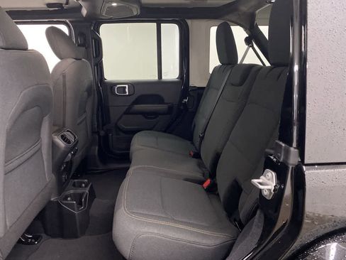 Used 2025 Jeep Wrangler Sahara image 16