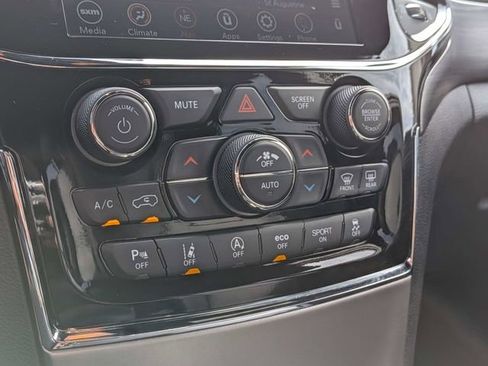 Used 2022 Jeep Grand Cherokee Laredo E RWD image 21