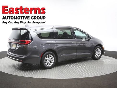 Used 2023 Chrysler Pacifica Touring-L FWD image 43