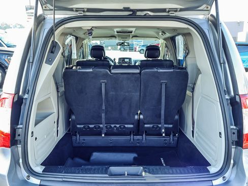 Used 2016 Chrysler Town & Country Touring w/ Driver Convenience Group image 17