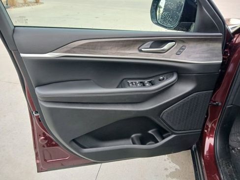 New 2025 Jeep Grand Cherokee L Limited image 11