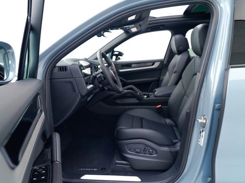 New 2026 Porsche Cayenne image 17