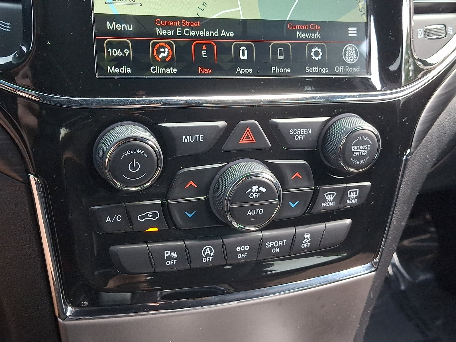 Used 2022 Jeep Grand Cherokee Laredo E AWD/4WD image 14