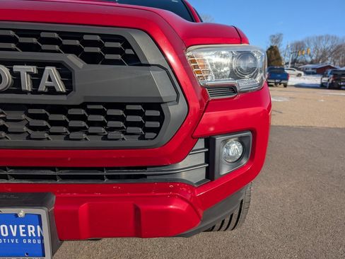 Used 2017 Toyota Tacoma TRD Sport image 10