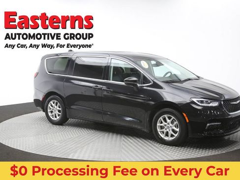 Used 2023 Chrysler Pacifica Touring-L FWD image 50