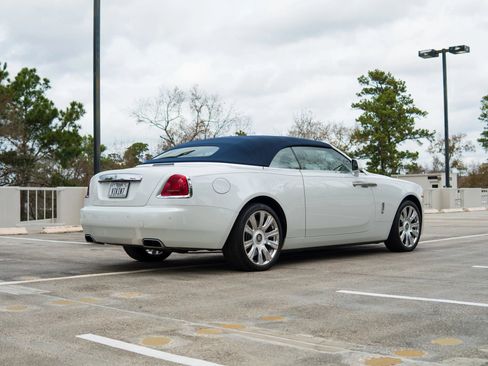 Used 2017 Rolls-Royce Dawn image 11