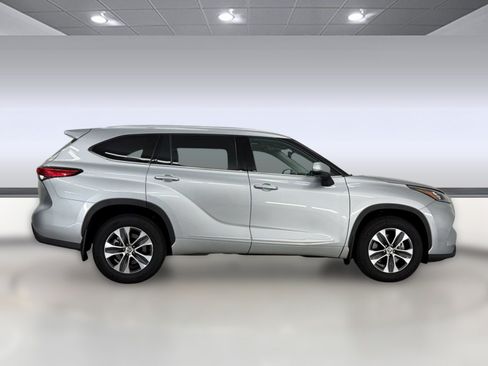 Used 2020 Toyota Highlander XLE AWD/4WD image 8