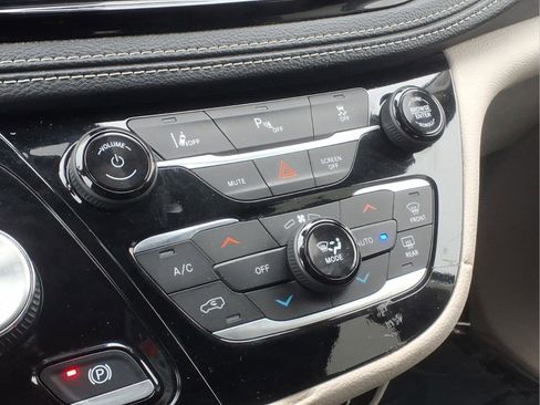 Used 2024 Chrysler Pacifica Limited FWD image 10